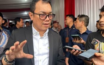 Anggota KPU RI Parsadaan Harahap (kiri) saat memberikan keterangan di Kantor KPU Depok, Jawa Barat, Selasa (23/4/2024). (Rio Feisal)