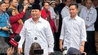 Capres dan Cawapres RI terpilih Prabowo Subianto-Gibran Rakabuming Raka saat menyapa para jurnalis di halaman Kantor KPU RI, Jakarta, Rabu (24/4/2024). (Rio Feisal)