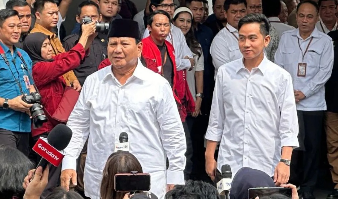 Capres dan Cawapres RI terpilih Prabowo Subianto-Gibran Rakabuming Raka saat menyapa para jurnalis di halaman Kantor KPU RI, Jakarta, Rabu (24/4/2024). (Rio Feisal)