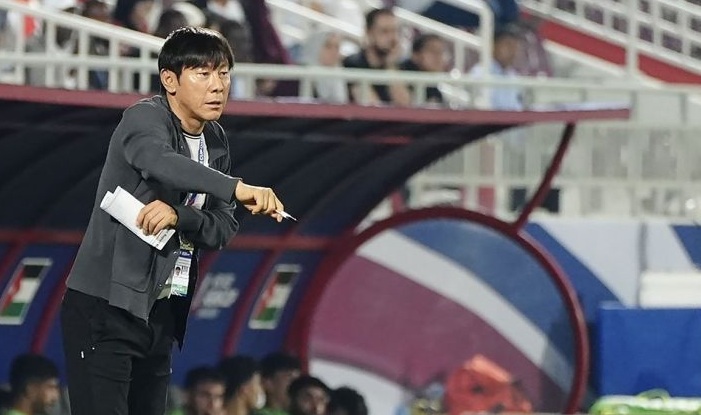 Pelatih Timnas Indonesia U-23 Shin Tae-yong memberi arahan kepada pemainnya saat melawan Timnas Yordania U-23 pada Kualifikasi Grup A Piala Asia U-23 2024 di Stadion Abdullah bin Khalifa, Doha, Minggu (21/4/2024).