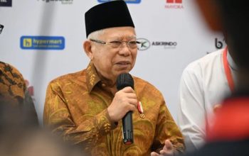 Wapres Ma'ruf Amin memberikan keterangan pers usai membuka "Banten Halal Festival Ramadhan: Dari Banten untuk Dunia" di Menara Syariah Pantai Indah Kapuk (PIK) 2, Kabupaten Tangerang, Banten, Selasa (2/4/2024). (Biro Pers Sekretariat Wakil Presiden)