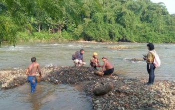 Tim gabungan Pemerintah Kota (Pemkot) Bogor saat melakukan investigasi mencari penyebab busa di aliran Sungai Ciliwung pada Maret 2024. (Humas Pemkot Bogor)