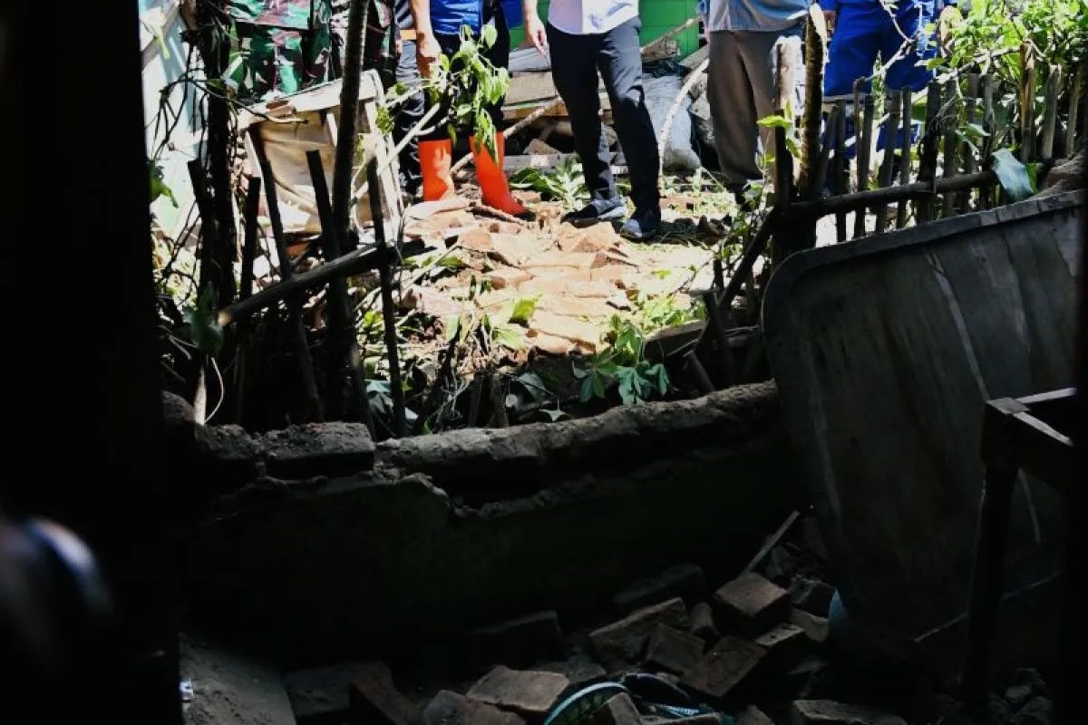 Penjabat Gubernur Jawa Barat Bey Triadi Machmudin meninjau wilayah terdampak bencana di Garut, Minggu (28/4/2024). 
