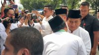 Presiden RI terpilih Prabowo Subianto (kedua kanan) saat disambut Ketua Umum PBNU Yahya Cholil Staquf di Kantor PBNU, Jakarta, Minggu (28/4/2024). (Rio Feisal)