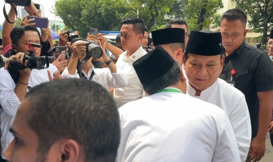 Presiden RI terpilih Prabowo Subianto (kedua kanan) saat disambut Ketua Umum PBNU Yahya Cholil Staquf di Kantor PBNU, Jakarta, Minggu (28/4/2024). (Rio Feisal)