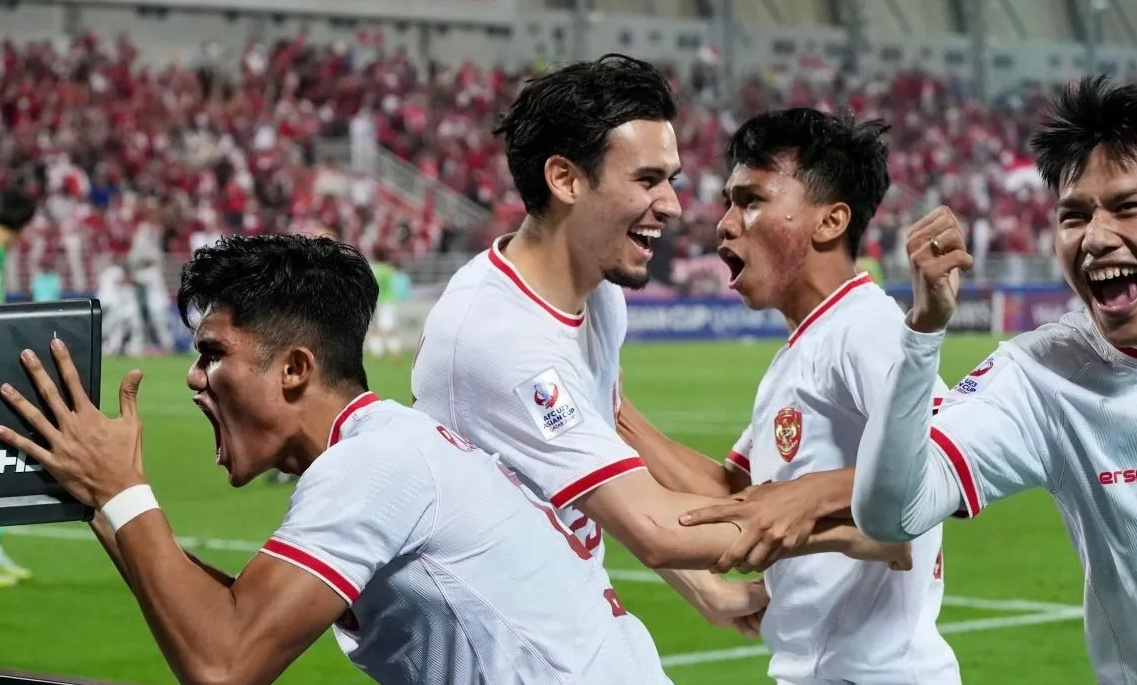Pesepak bola Timnas U-23 Indonesia melakukan selebrasi usai menang saat bertanding melawan Timnas U-23 Korea Selatan pada babak perempat final Piala Asia U-23 2024 di Stadion Abdullah bin Khalifa, Doha, Qatar, Jumat (26/4/2024) dini hari.