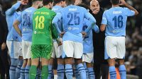 Pep Guardiola memberikan instruksi pada pemain Manchester City.  (AFP/Oli Scarff)
