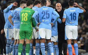 Pep Guardiola memberikan instruksi pada pemain Manchester City.  (AFP/Oli Scarff)
