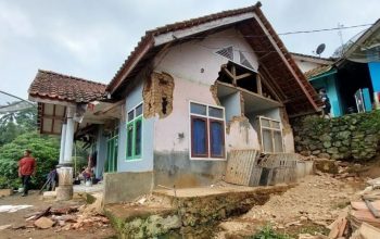 Pemilik rumah membersihakan puing bangunan yang roboh di Desa Sukamulya, Kabupaten Ciamis, Jawa Barat, Minggu (28/4/2024). (Adeng Bustomi)