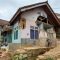 Pemilik rumah membersihakan puing bangunan yang roboh di Desa Sukamulya, Kabupaten Ciamis, Jawa Barat, Minggu (28/4/2024). (Adeng Bustomi)