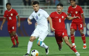 Penyerang Uzbekistan Khusayin Norchaev dijaga pemain Indonesia pada semifinal AFC U-23 di Abdullah Bin Khalifa Stadium, Doha, Senin (29/4/2024). (AFP/KARIM JAAFAR)