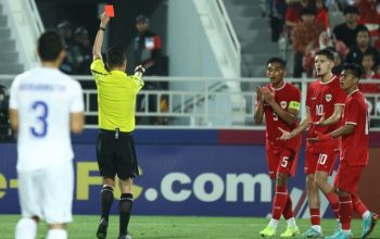 Para pemain timnas Indonesia berfoto sesaat sebelum pertandingan semifinal Piala Asia U23 kontra Uzbekistan di Abdullah Bin Khalifa Stadium, Doha, Senin (29/4/2024). (AFP/KARIM JAAFAR)