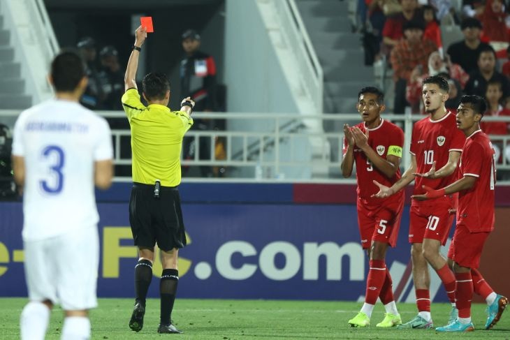 Para pemain timnas Indonesia berfoto sesaat sebelum pertandingan semifinal Piala Asia U23 kontra Uzbekistan di Abdullah Bin Khalifa Stadium, Doha, Senin (29/4/2024). (AFP/KARIM JAAFAR)