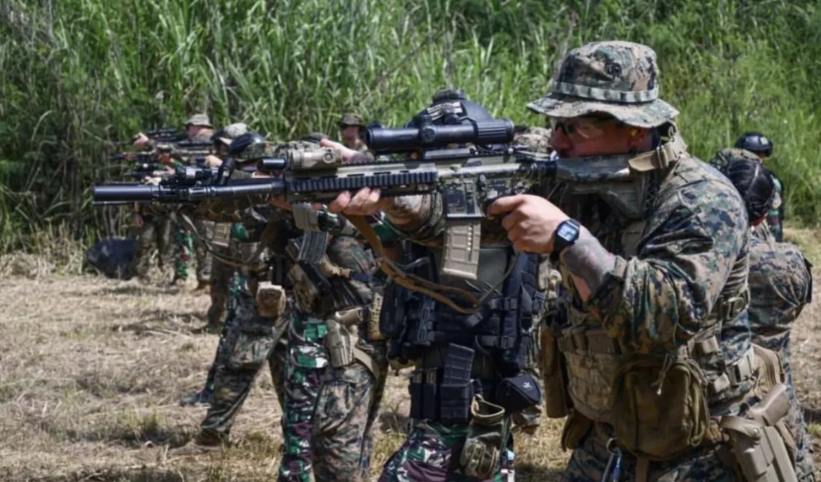 Tangkapan layar prajurit TNI Angkatan Laut dari Batalyon Intai Amfibi (Yontaifib) 1 Korps Marinir latihan menembak reaksi bersama prajurit Korps Marinir Amerika Serikat (USMC) dalam Latihan Bersama (Latma) Reconex 2024 di Pusat Latihan Tempur (Puslatpur) Marinir 6 Antralina, Jampang Tengah, Kabupaten Sukabumi, Jawa Barat, Minggu (28/4/2024) (dok : Marinir)