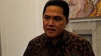 Ketua Umum PSSI Erick Thohir memberikan keterangan kepada wartawan di Jakarta, Minggu (28/4/2024). (PSSI)