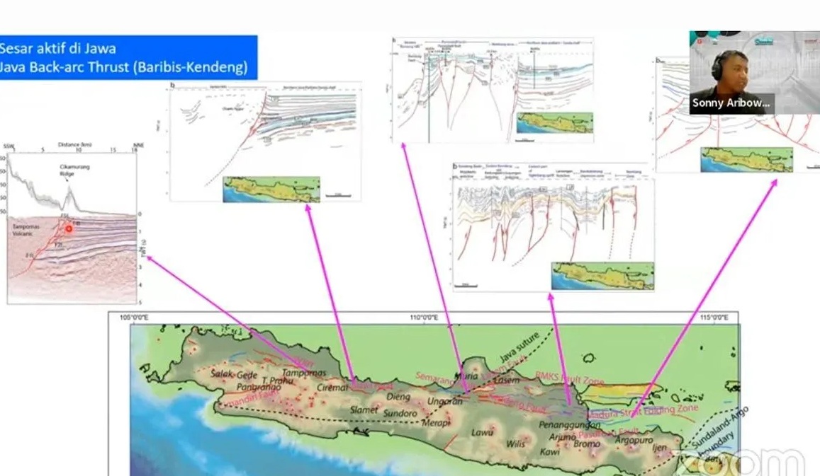 Peneliti Pusat Riset Kebencanaan Geologi BRIN Sonny Aribowo memaparkan keberadaan patahan yang membentang di Pulau Jawa dalam lokakarya pemetaan sesar aktif yang dipantau di Jakarta, Rabu (3/4/2024). (Sugiharto Purnama)