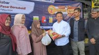 Sekretaris Daerah (Sekda) Jawa Barat (Jabar) Herman Suryatman (ketiga kanan) dalam Operasi Pasar Bersubsidi (Opadi), di Kota Bandung, Kamis (4/3/2024). (Dokumentasi Pribadi)