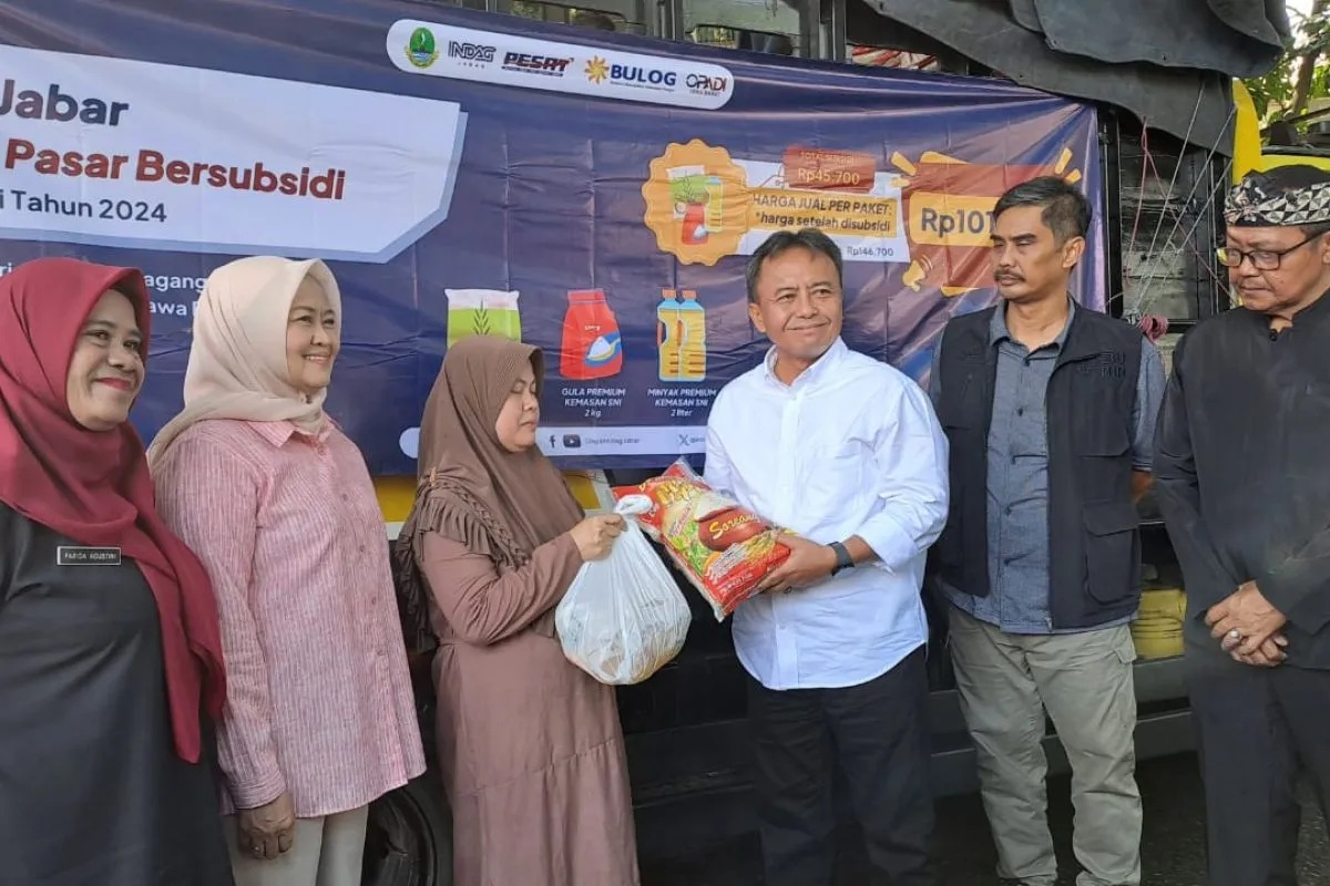 Sekretaris Daerah (Sekda) Jawa Barat (Jabar) Herman Suryatman (ketiga kanan) dalam Operasi Pasar Bersubsidi (Opadi), di Kota Bandung, Kamis (4/3/2024). (Dokumentasi Pribadi)