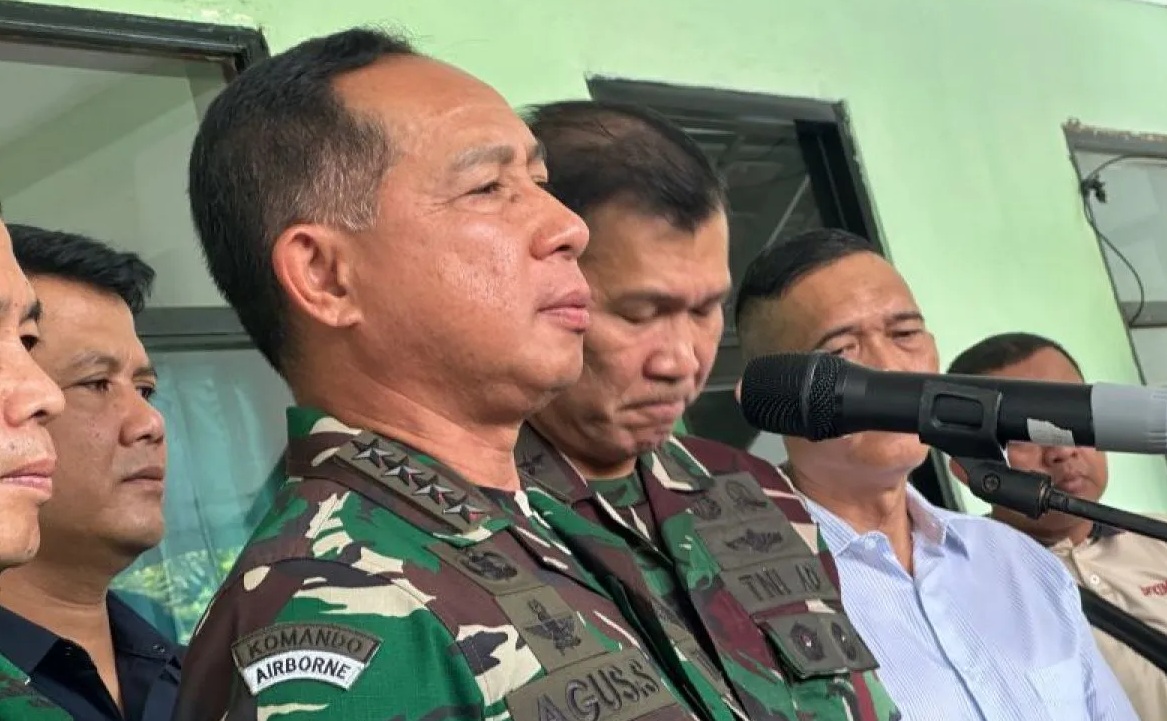 Panglima TNI Jenderal TNI Agus Subiyanto saat memberikan keterangan di Kabupaten Bogor, Jawa Barat, Minggu (31/3/2024). (Rio Feisal)