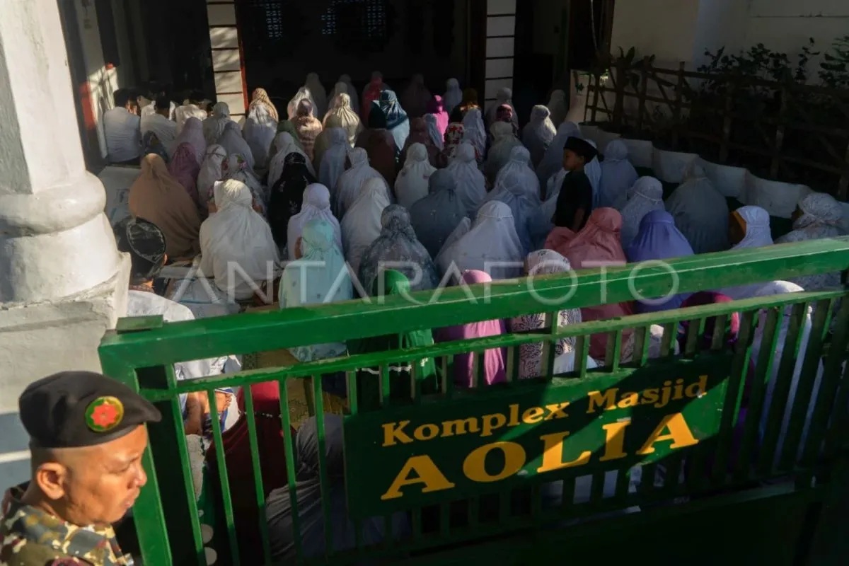 Umat muslim jamaah Masjid Aolia melaksanakan ibadah Shalat Idul Fitri di Giriharjo, Panggang, Gunung Kidul, D.I Yogyakarta, Jumat (5/4/2024). Jamaah Masjid Aolia menetapkan jatuhnya 1 Syawal 1445 H pada Jumat (5/4/2024) didasari petunjuk dari pimpinan jamaah Masjid Aolia, KH Raden Ibnu Hajar Sholeh atau yang biasa dikenal dengan nama Mbah Benu. (Andreas Fitri Atmoko)