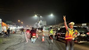 Penampakan Pemudik Bersepeda Motor Lintasi Jalur Puncak Bogor