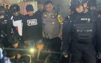 Satgas Operasi Ketupat Lodaya Polres Sukabumi Kota dan personel Bawah Komando Operasi (BKO) Brimob Polda Jabar saat menangkap tujuh pemuda di Jalan Kapten Harun Kabir, Kecamatan Warudoyong, Kota Sukabumi, Jawa Barat yang diduga melakukan tawuran pada malam Idul Fitri 1445 H, Rabu (10/4/2024).