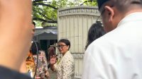 Menteri Luar Negeri Retno Marsudi melambaikan tangan kepada awak media saat memasuki kediaman Megawati Soekarnoputri di kawasan Menteng, Jakarta, Rabu (10/4/2024). (Narda Margaretha Sinambela)
