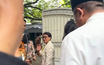 Menteri Luar Negeri Retno Marsudi melambaikan tangan kepada awak media saat memasuki kediaman Megawati Soekarnoputri di kawasan Menteng, Jakarta, Rabu (10/4/2024). (Narda Margaretha Sinambela)