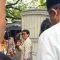 Menteri Luar Negeri Retno Marsudi melambaikan tangan kepada awak media saat memasuki kediaman Megawati Soekarnoputri di kawasan Menteng, Jakarta, Rabu (10/4/2024). (Narda Margaretha Sinambela)