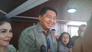 Maruarar Sirait mengurus KTA untuk gabung ke Gerindra