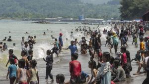 Kecerian Wisatawan Padati Wisata Pantai Sukabumi