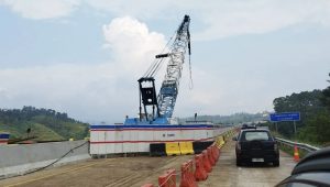 Teriakan Polisi di Tol Bocimi Saat Melintasi Lokasi Longsor, Pelankan Kendaraan!