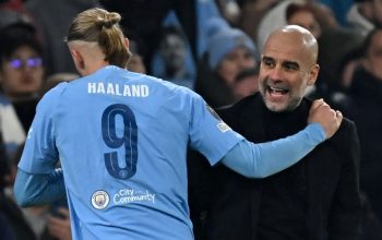 Pelatih Manchester City Pep Guardiola bersama striker Erling Haaland.(AFP/PAUL ELLIS)