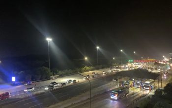Kondisi arus mudik di Gerbang Tol Cikampek Utama pada Senin (15/4/2024) dinihari saat arus mudik Idul Fitri 1445 Hijriah.(Mario Sofia Nasution)