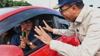 Menteri Perhubungan Budi Karya Sumadi (kanan) memberikan imbauan kepada pengemudi mobil yang melakukan perjalanan arus balik Lebaran 2024, agar lebih berhati-hati ketika berkendara. (Humas Kemenhub)