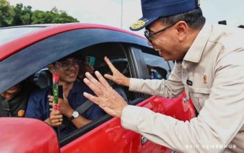 Menteri Perhubungan Budi Karya Sumadi (kanan) memberikan imbauan kepada pengemudi mobil yang melakukan perjalanan arus balik Lebaran 2024, agar lebih berhati-hati ketika berkendara. (Humas Kemenhub)