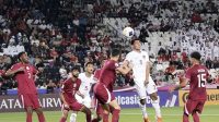 Pesepak bola Timnas U-23 Indonesia Muhammad Ferarri (kedua kanan) menyundul bola saat melawan Timnas U-23 Qatar pada Kualifikasi Grup A Piala Asia U-23 2024 di Stadion Jassim Bin Hamad, Doha, Qatar, Senin (15/4/2024). (PSSI)