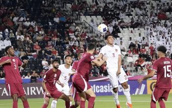 Pesepak bola Timnas U-23 Indonesia Muhammad Ferarri (kedua kanan) menyundul bola saat melawan Timnas U-23 Qatar pada Kualifikasi Grup A Piala Asia U-23 2024 di Stadion Jassim Bin Hamad, Doha, Qatar, Senin (15/4/2024). (PSSI)