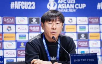 Pelatih timnas Indonesia U-23 Shin Tae-yonhlg menghadiri konferensi pers sebelum pertandingan perdana Piala Asia U-23 di Qatar, Minggu (14/4/2024). 
