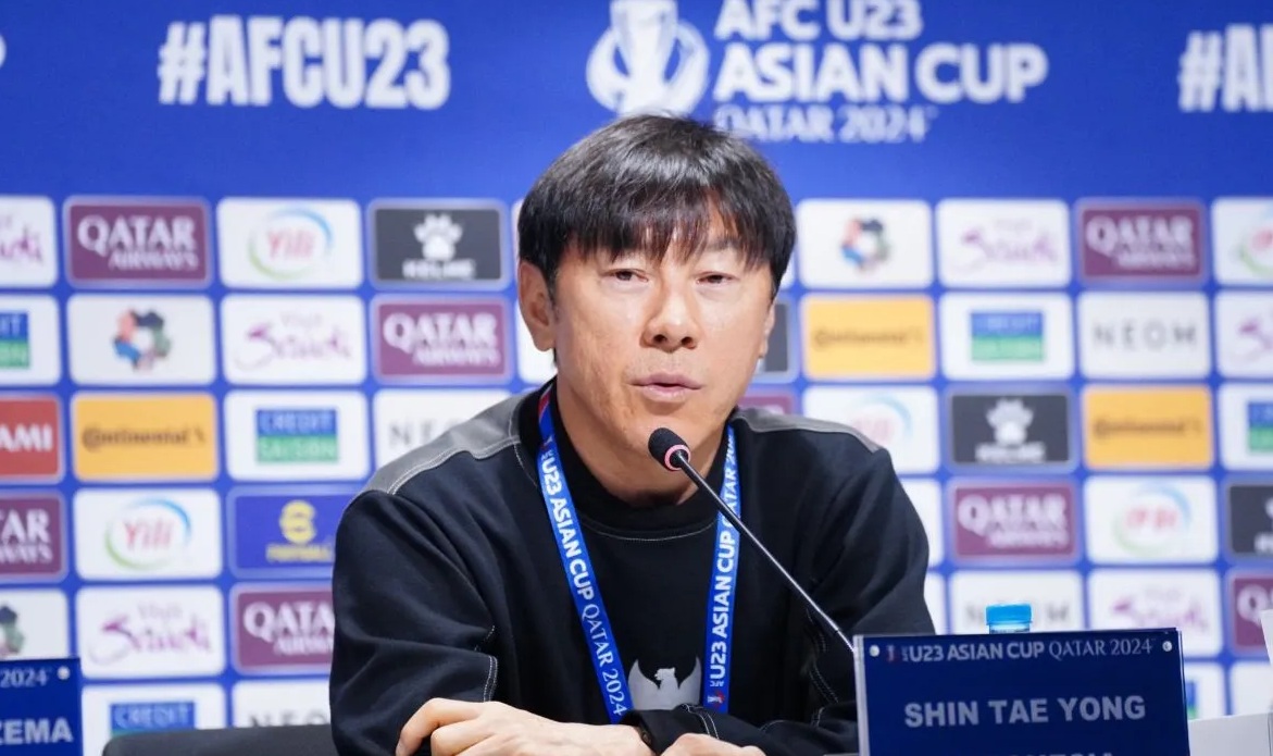 Pelatih timnas Indonesia U-23 Shin Tae-yonhlg menghadiri konferensi pers sebelum pertandingan perdana Piala Asia U-23 di Qatar, Minggu (14/4/2024). 