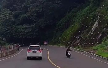 Arus lalulintas di jalur Puncak, Cianjur, Jawa Barat, kembali normal sepekan setelah lebaran, namun Polres Cianjur masih masih menyiagakan petugas guna antisipasi, Selasa (16/4/2024). (Ahmad Fikri)