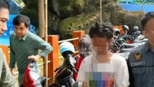 Tim Saber Pungli Kota Sukabumi menangkap seorang pemuda di kawasan objek wisata Santa Sea Water Park di Jalan Lio Santa, Kecamatan Citamiang , Kota Sukabumi, Jawa Barat pada Selasa (16/4/2024). (Aditya Rohman)