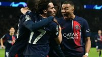 Penyerang Paris Saint-Germain Kylian Mbappe melakukan selebrasi usai timnya mencetak gol ke gawang Barcelona pada laga pertama perempat final Liga Champions 10 April 2024. (MIGUEL MEDINA)
