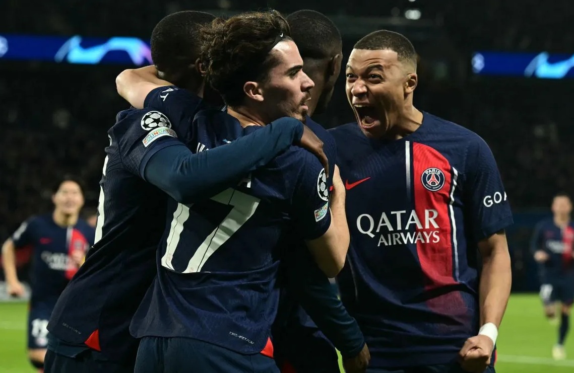 Penyerang Paris Saint-Germain Kylian Mbappe melakukan selebrasi usai timnya mencetak gol ke gawang Barcelona pada laga pertama perempat final Liga Champions 10 April 2024. (MIGUEL MEDINA)