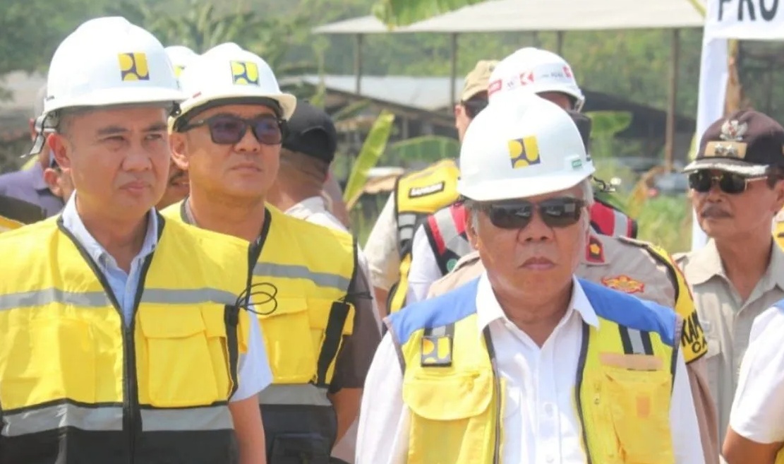Menteri Pekerjaan Umum dan Perumahan Rakyat (PUPR) Basuki Hadimuljono melakukan peninjauan langsung ke Lokasi longsor Tol Bocimi