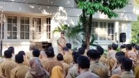 Penjabat Bupati Bogor Asmawa Tosepu memimpin apel di Sekretariat Daerah, Cibinong, Kabupaten Bogor, Jawa Barat, Selasa (16/4/2024). (M Fikri Setiawan)