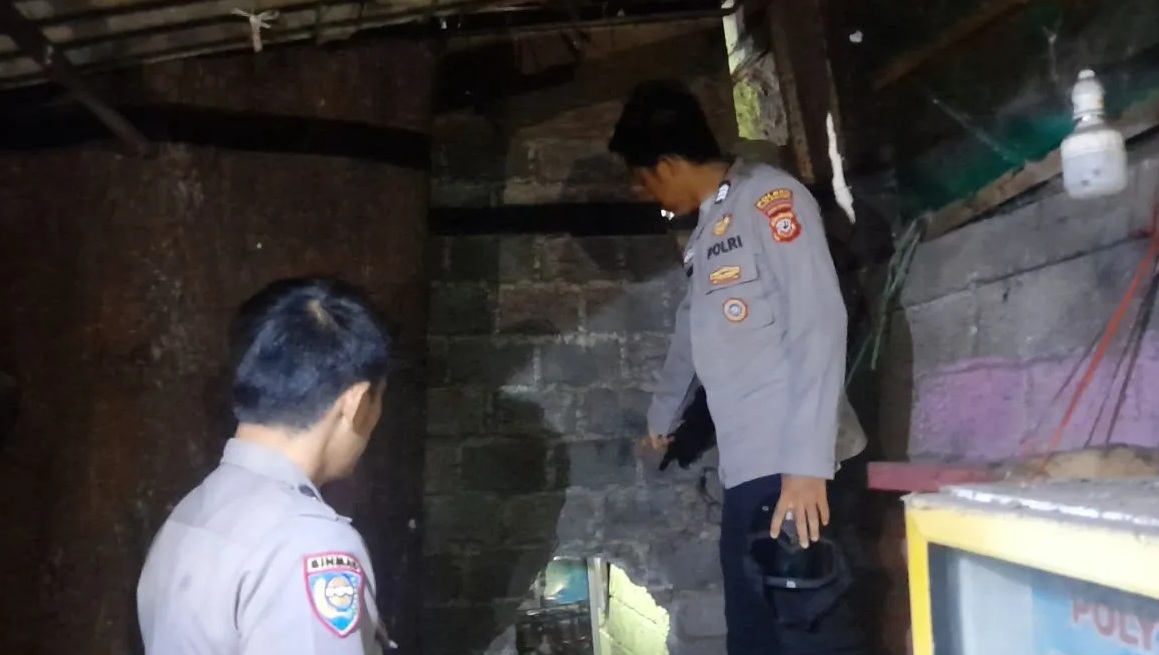 Personel Satreskrim Polres Sukabumi dan Unit Reskrim Polsek Nagrak saat melakukan olah TKP di lokasi pembobolan gerai ATM di Kecamatan Nagrak, Kabupaten Sukabumi, Jawa Barat. (Aditya Rohman)