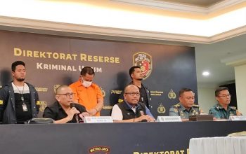 Kepala Satuan Penyelidikan Kriminal dan Pengamanan Fisik (Kasat Lidkrimpamfik) Puspom TNI Kolonel Pom Jeffri B Purba (kiri) saat konferensi pers di Polda Metro Jaya, Kamis (18/4/2024). (Ilham Kausar)