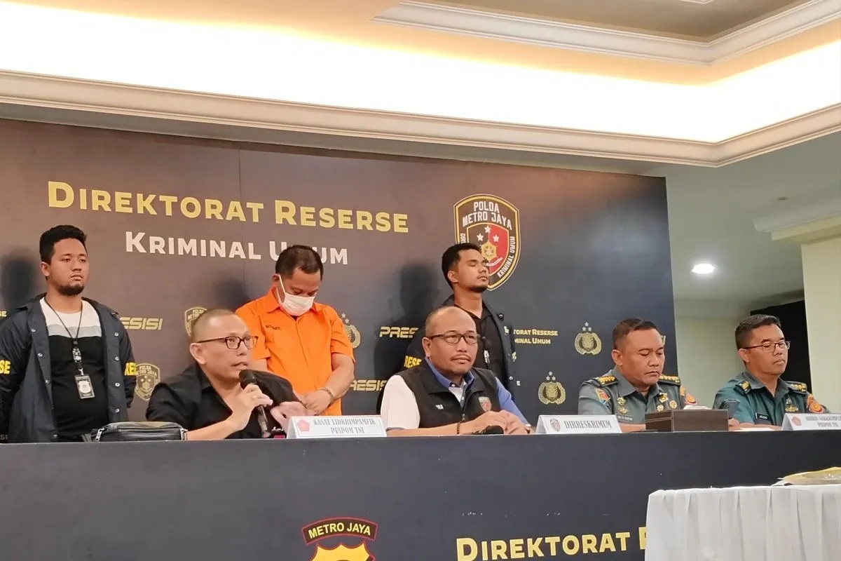 Kepala Satuan Penyelidikan Kriminal dan Pengamanan Fisik (Kasat Lidkrimpamfik) Puspom TNI Kolonel Pom Jeffri B Purba (kiri) saat konferensi pers di Polda Metro Jaya, Kamis (18/4/2024). (Ilham Kausar)
