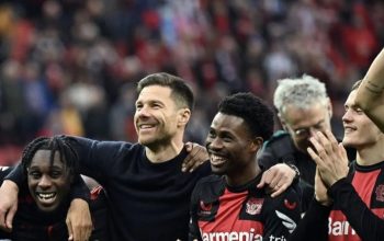 Pelatih Xabi Alonso bersama pemain Bayer Leverkusen. (AFP/Ina Fassbender)